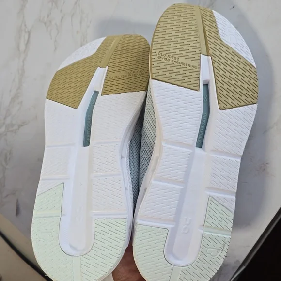 On Cloud Cloudeasy Light Gray Athletic Sneakers - Picture 12 of 14